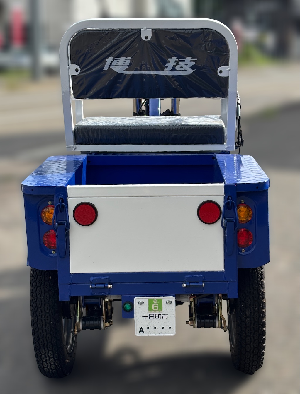 テールゲートを白に塗装