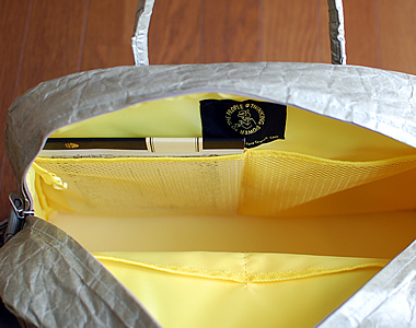 B4�T�C�Y�����郁�C���X�y�[�X�Ɠ����|�P�b�g�A�L�[�����O�A�����̃|�P�b�g�ɂ͔��߂�B5�m�[�g������