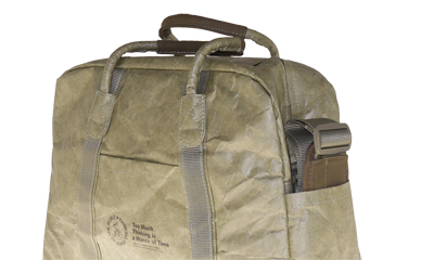 ���O���\�ȃV�����_�[�X�g���b�v�̓T�C�h�|�P�b�g�Ɏ��[�\